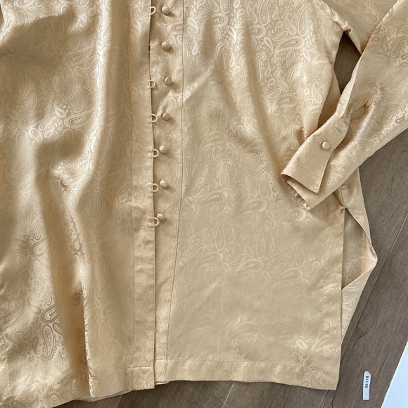 Paisley silk blouse, size s but fit like a medium - Picture 4 of 7